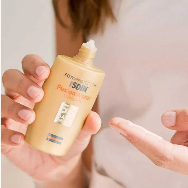 ضد آفتاب ایزدین فیوژن واتر اوربان SPF30 بدون رنگ 50 میل Isdin Fusion Water Urban Sunscreen SPF 30 Volume 50 ML - تصویر 9